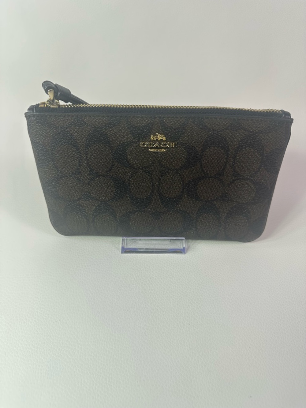 Pre-ownedCoach Brown/Black Signature Zip Wristlet with Gold Hardware - Picture 2 of 4